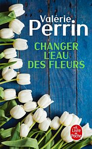 Changer l'eau des fleurs