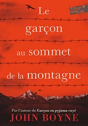 Le garçon au sommet de la montagne
