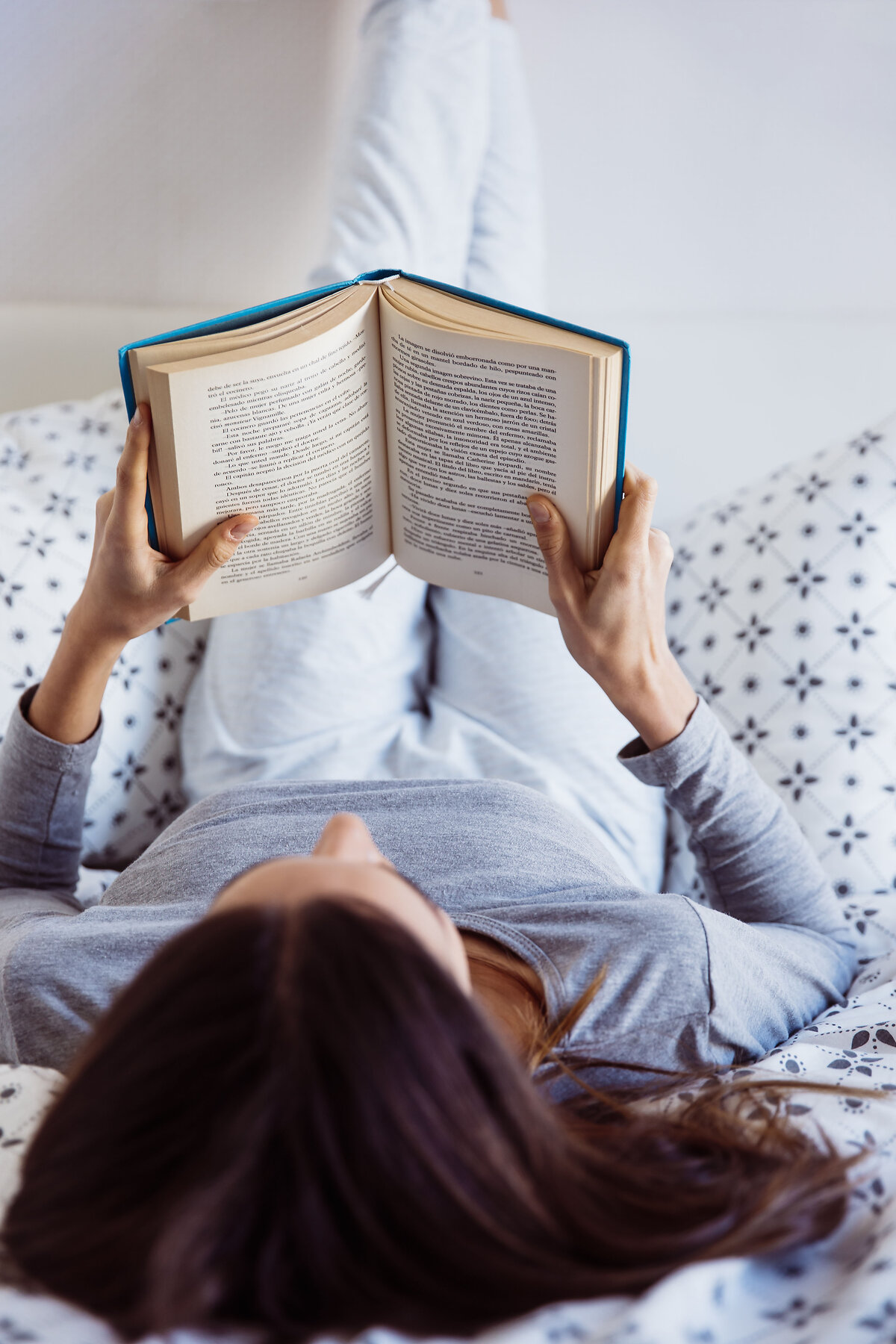 woman-pajamas-reading-bed_2