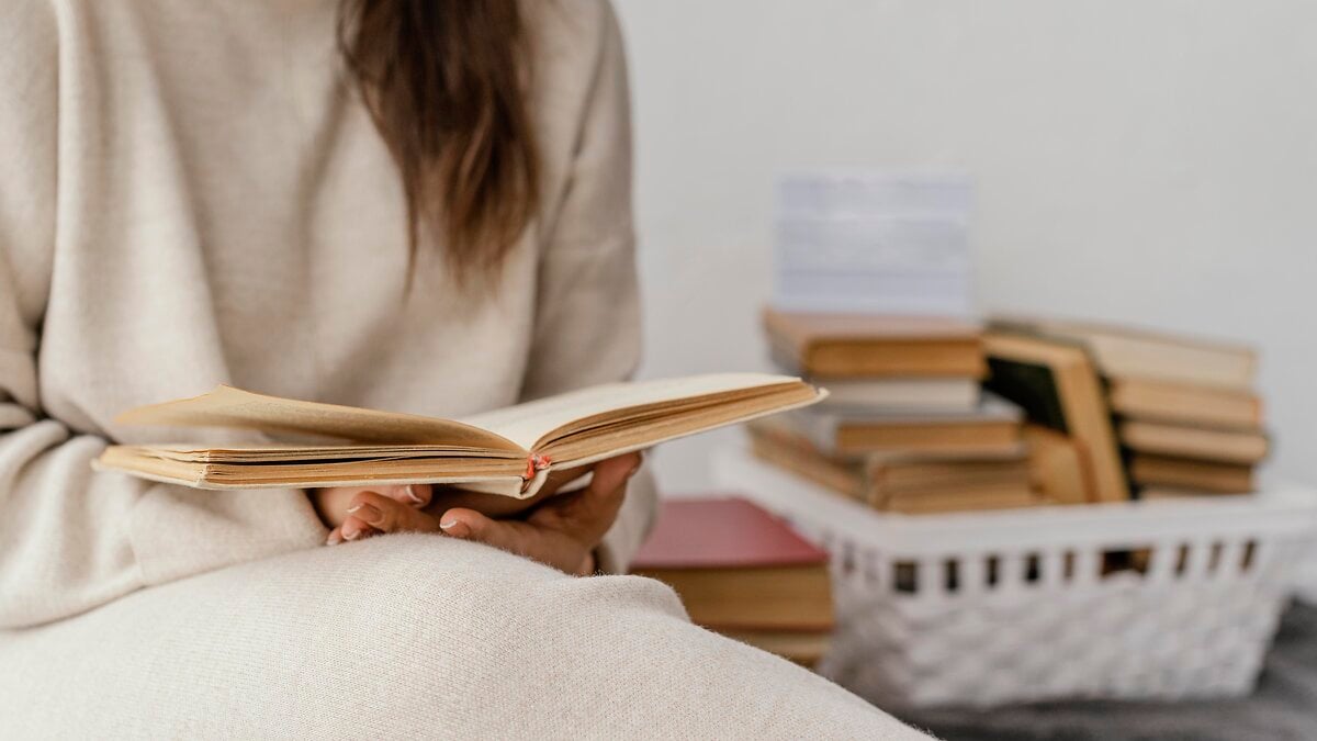 close-up-student-holding-book
