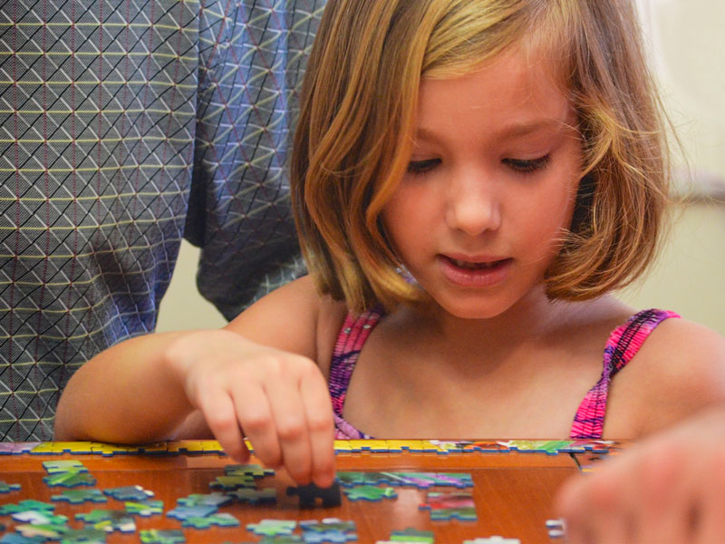 enfant jouant avec un puzzle