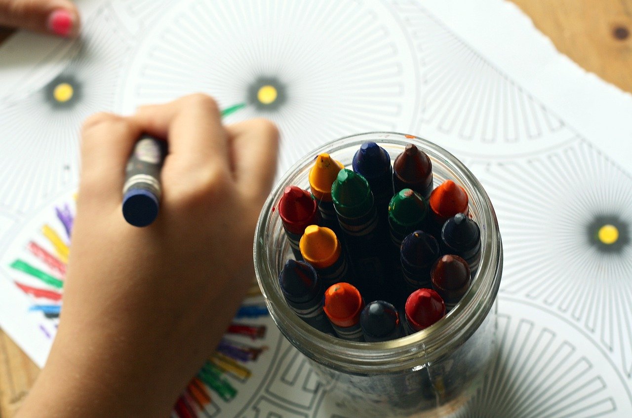 enfant qui apprend à colorier